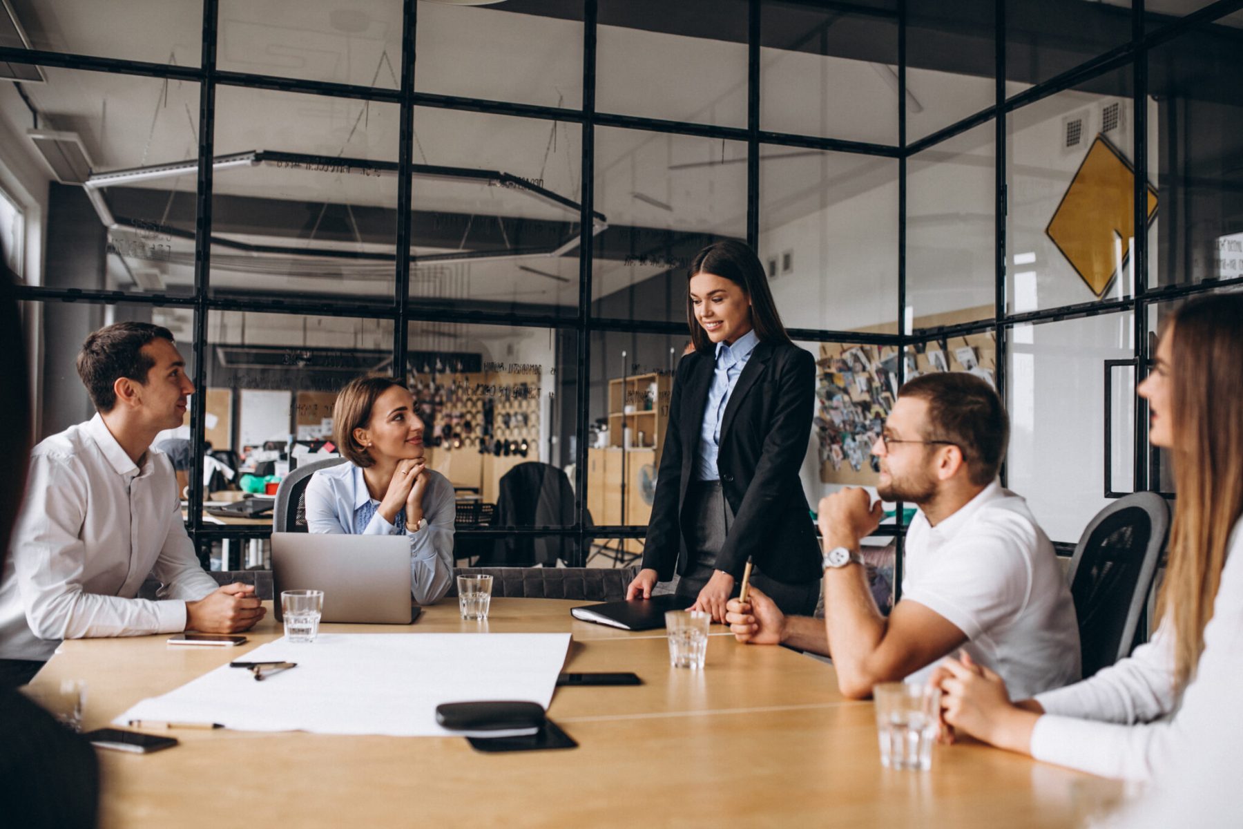 Ondernemers in gesprek tijdens een bijeenkomst van Business Verbindt